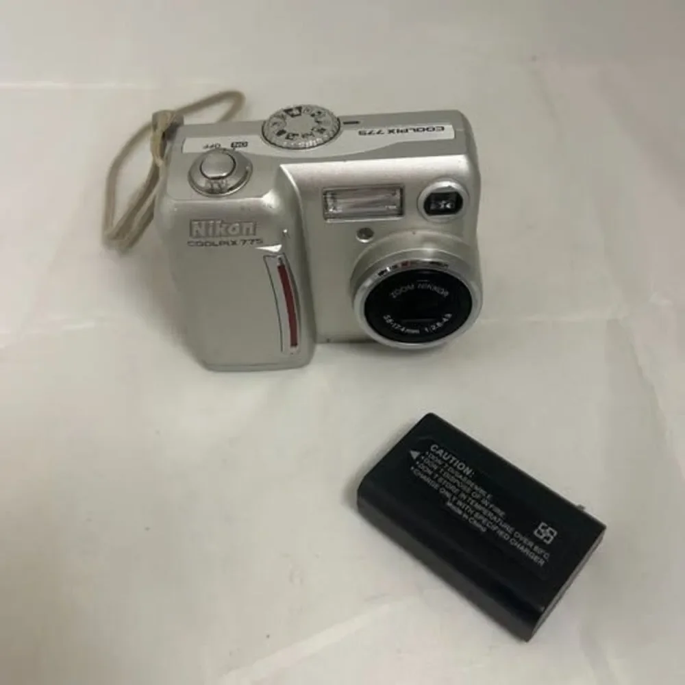 Nikon COOLPIX 775 Digital Camera 2.0MP – Silver – Untested As-Is